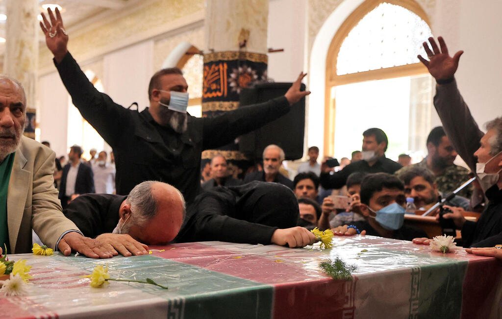 Mourners weep over Khodaei's casket (Photo: AFP) הלוויה באירן של בכיר במשמרות המפכה שחוסל