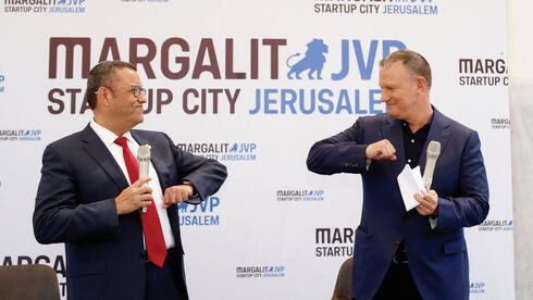 אראל מרגלית וראש עיריית ירושלים משה ליאון - במרכז החדשנות של מרגלית, סטארט־אפ סיטי ירושלים