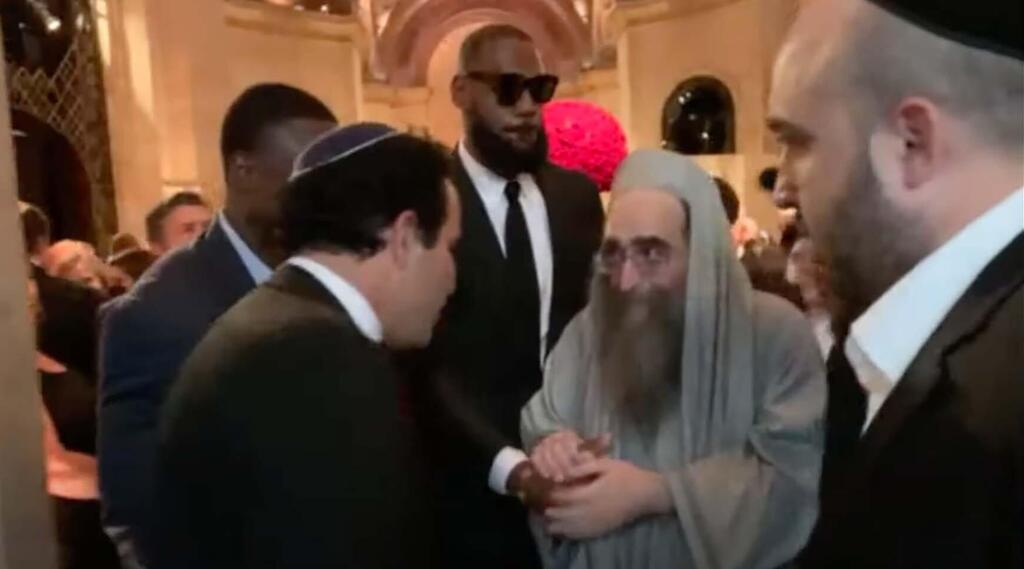 LeBron James holds hands with Rabbi Yoshiyahu Yosef Pinto 