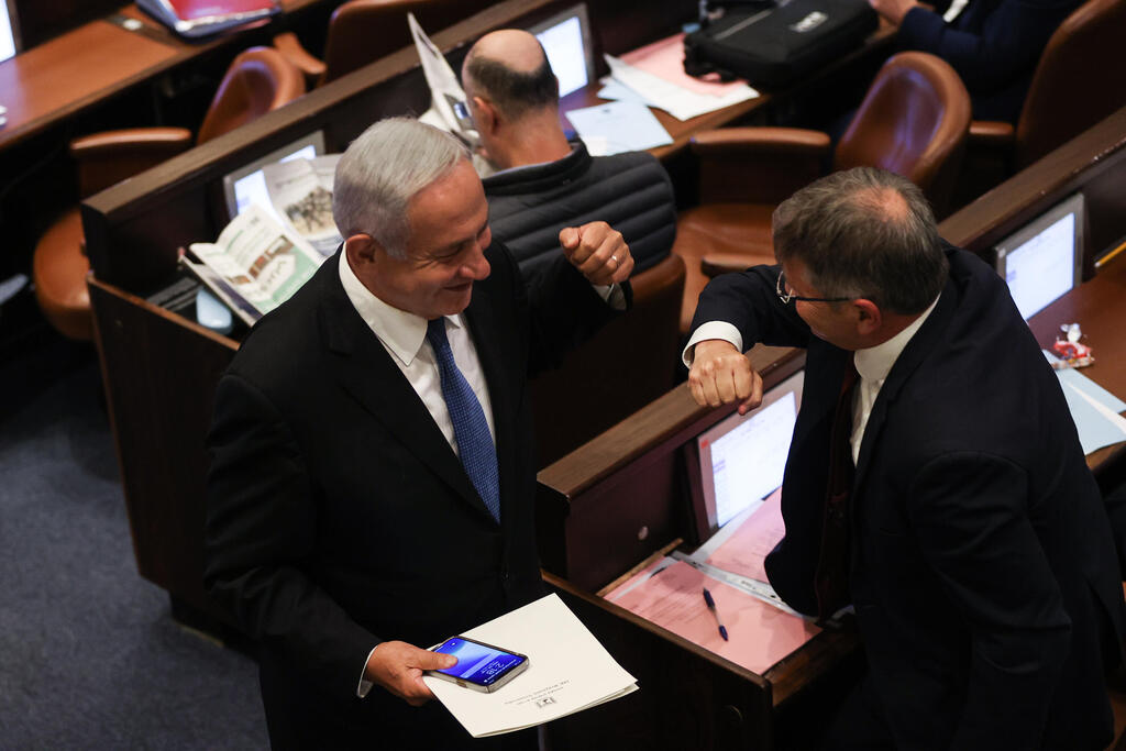 קיש ונתניהו. העלו להצבעה גם את הצעתם למימון 100% כדי להביך את הקואליציה (צילום: אלכס קולומויסקי) מליאת הכנסת