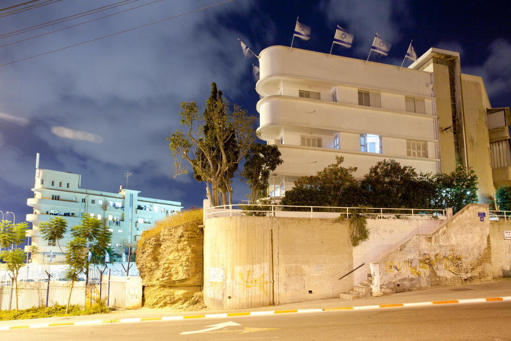 בית שלם לפני השיפוץ, מאחוריו בית האונייה