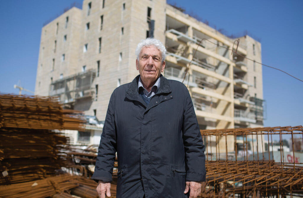 מרדכי (מוטקה) אביב על רקע פרויקט לב העיר