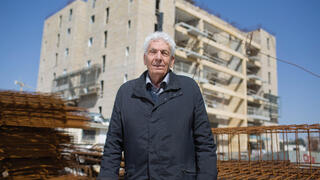 מרדכי (מוטקה) אביב על רקע פרויקט לב העיר