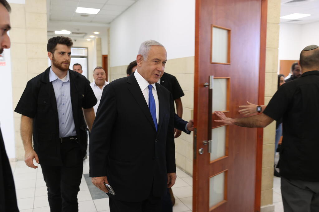 נתניהו נכנס לאולם. "טון לא שגרתי" (צילום: עמית שאבי) בנימין נתניהו בבית המשפט