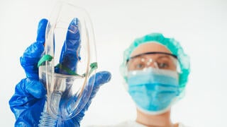 אילוס אילוסטרציה רופאה מרדימה 