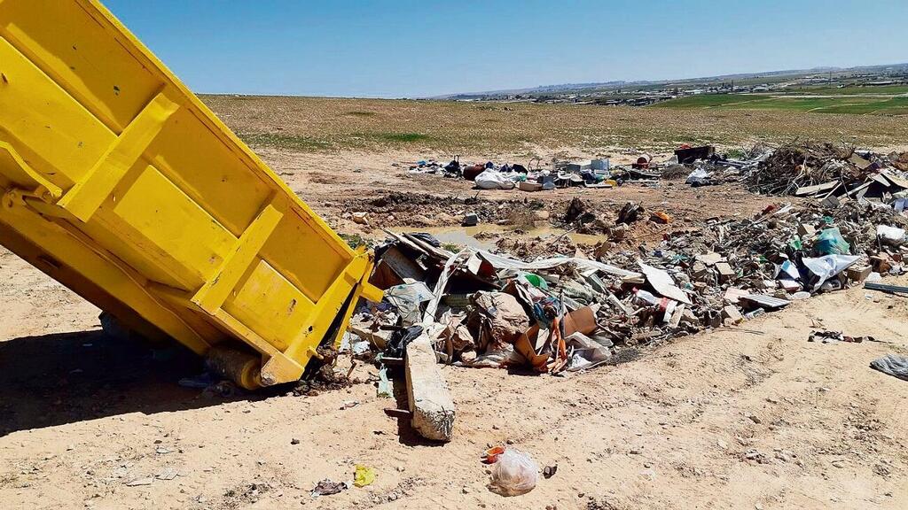 פריקת פסולת לא חוקית בשטח הפתוח (צילום: עדן אוליאל, רשות הטבע והגנים) פריקת פסולת לא חוקית בשטח הפתוח