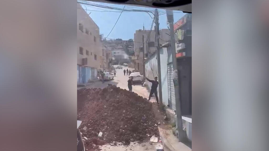 פלסטינים יידו אבנים לעבר אוטובוס של תלמידי תיכון יהודים ירי לעבר מחסום המנהרות בדרום ירושלים