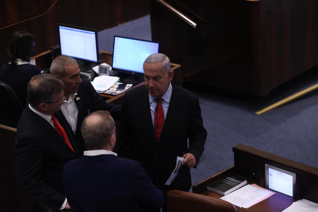 זעמו על גמליאל. נתניהו עם חברי הליכוד (צילום: אלכס קולומויסקי) בנימין נתניהו במליאת הכנסת