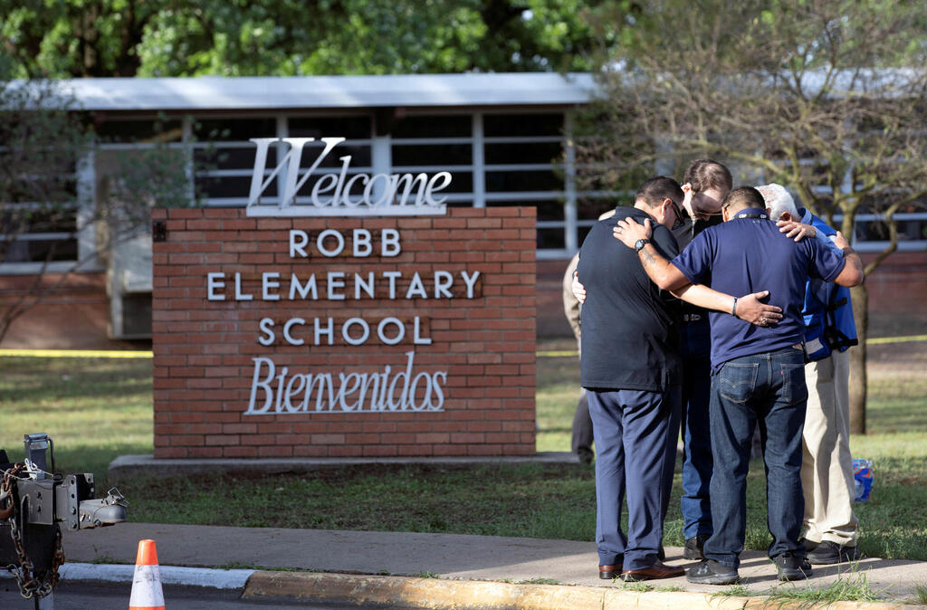 The Robb Elementary School in Texas, where 21 people were shot to death by a gunman
(Photo: Getty Images) בית הספר רוב
