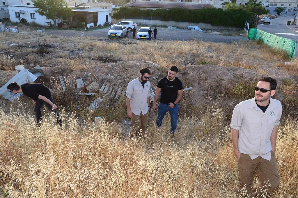צוות יחידת "ינשוף" במבצע תפיסת עברייני הפסולת בדרום (צילום: הרצל יוסף) צוות יחידת "ינשוף" במבצע תפיסת עברייני הזבל בדרום