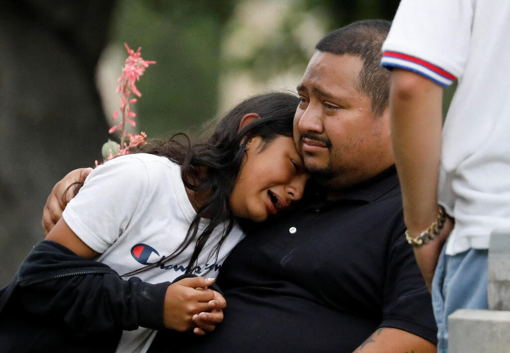 Grieving over the Robb Elementary School shooting in Texas (Photo: Reuters) ארה"ב טקסס ילדה בוכה ליד מרכז קהילתי שבו בני משפחה מקבלים מידע על גורל יקיריהם טבח בית ספר יובלדי