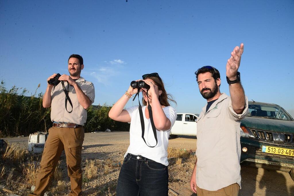 עדן אוליאל ויניר בן אריה עם כתבתנו במהלך המבצע (צילום: הרצל יוסף) עדן אוליאל ויניר בן אריה עם כתבתנו במהלך המבצע