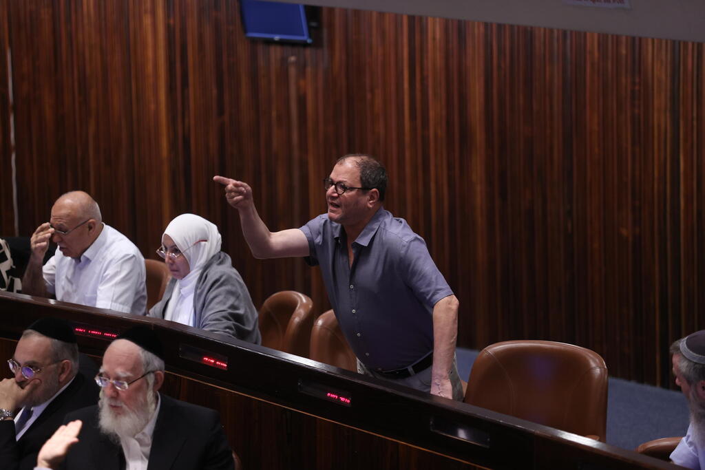"הפסקת להרביץ לשוטרים?". ח"כ כסיף (צילום: אלכס קולומויסקי) מליאת הכנסת