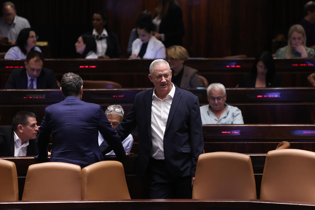 בכחול לבן מאשימים: מיכאלי עובדת בצורה עקומה. גנץ (צילום: אלכס קולומוסיקי ) בני גנץ
