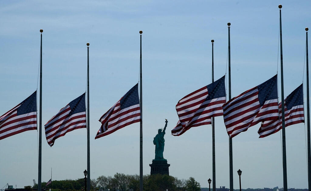 Flags lowered to half-staff after the deadly Robb Elementary School shooting (Photo: AFP) גדלי ארה"ב בחצי התורן בניו יורק