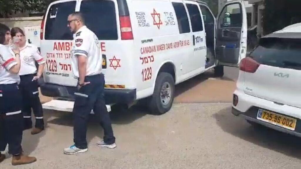צוות מד"א בזירה, יום שבת (צילום: תיעוד מבצעי מד"א) הבית ליד הבריכה הפרטית בה טבע הפעוט