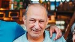 אלי מזרחי (במרכז) בחברת בני משפחתו