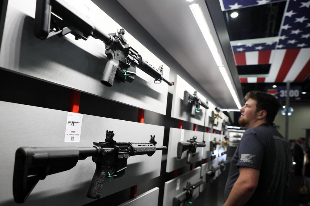 בוחנים רובים בכנס של לובי הרובאים הלאומי NRA ביוני השנה. 120 רובים על כל 100 אמריקנים (צילום: רויטרס) כנס של ארגון NRA