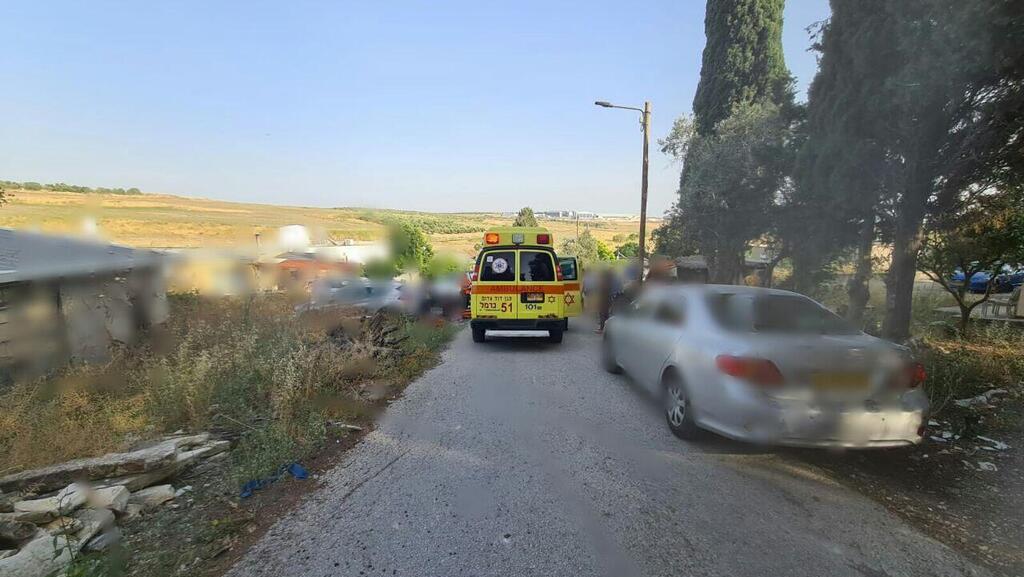 זירת האירוע, היום (צילום: תיעוד מבצעי מד"א) פעולות החייאה בפעוט שאותר ברכב נעול ליד יקנעם