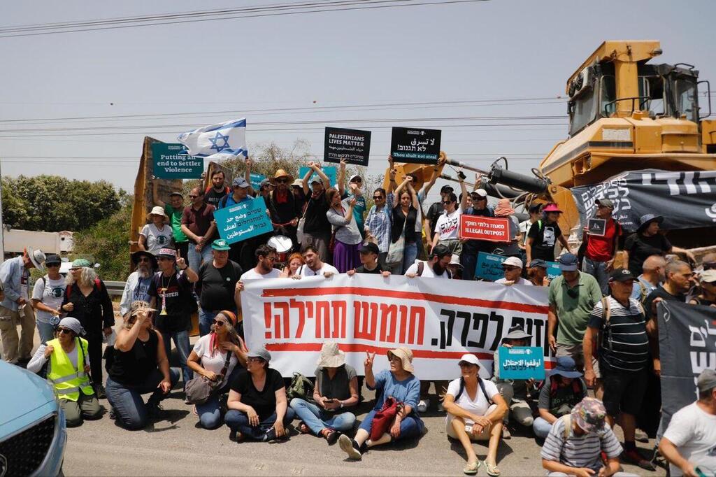 פעילי "שלום עכשיו" עם הבולדוזר בראש העין (צילום: שלום עכשיו) פעילי שלום עכשיו עם הבולדוזר שנשאר בנקודת הכינוס עקב מעצר הנהגים