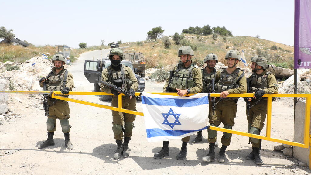 הדרך לפעילים נחסמה. הכניסה לחומש, הבוקר (צילום: שאול גולן) הכניסה לחומש הבוקר. צלמים פלשתינים מצלמים את החיילים