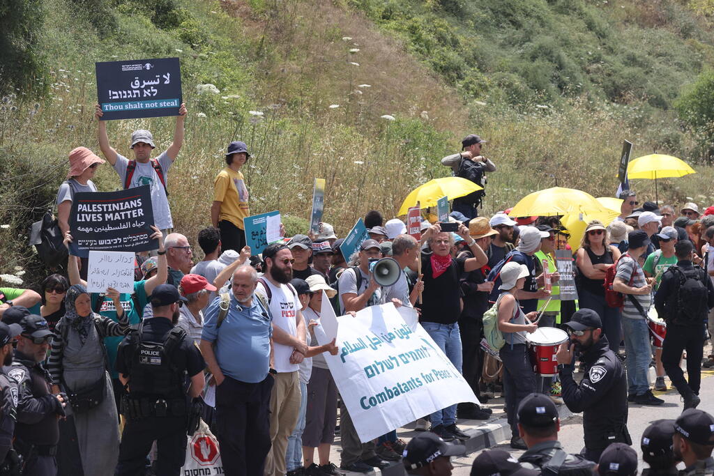 הפגנת "שלום עכשיו" בקדומים (צילום: יריב כץ) מפגינים וכוחות הביטחון בצומת קדומים