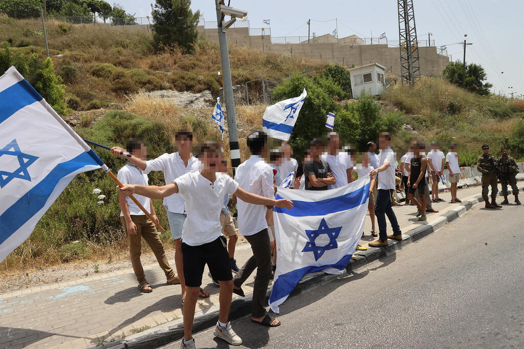 מפגינים נגד פעילי שלום עכשיו בצומת קדומים (צילום: יריב כץ) מפגינים וכוחות הביטחון בצומת קדומים