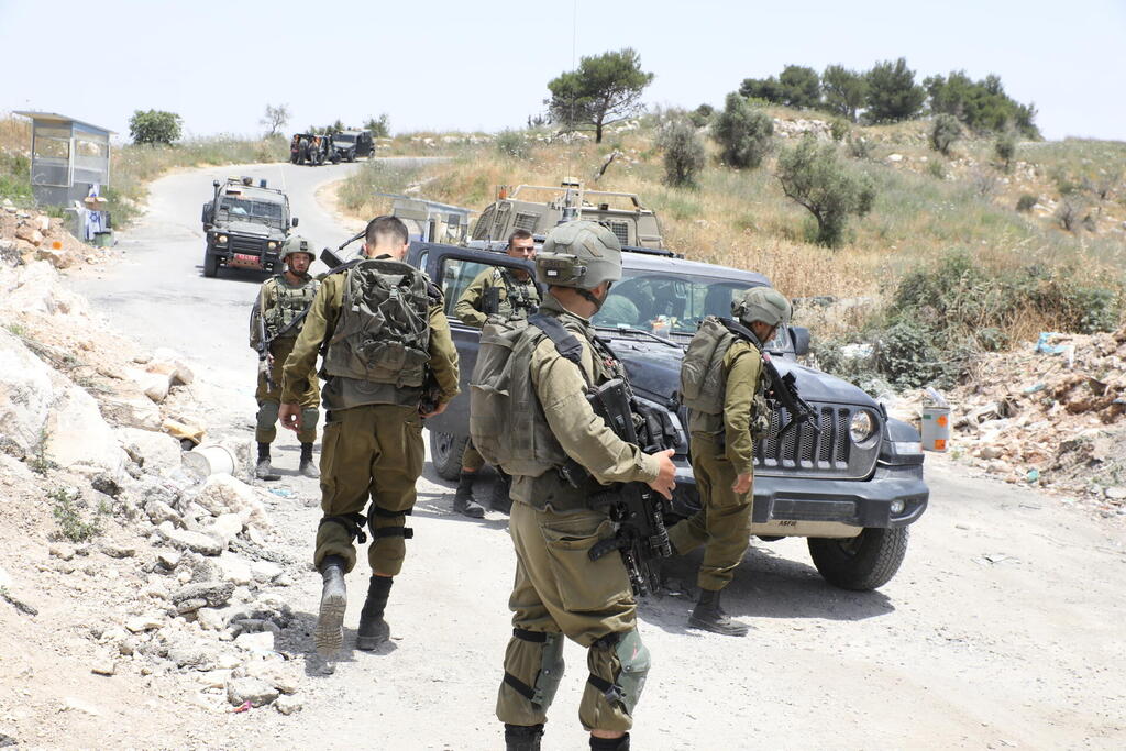 צילום: שאול גולן הכניסה לחומש הבוקר. צלמים פלשתינים מצלמים את החיילים