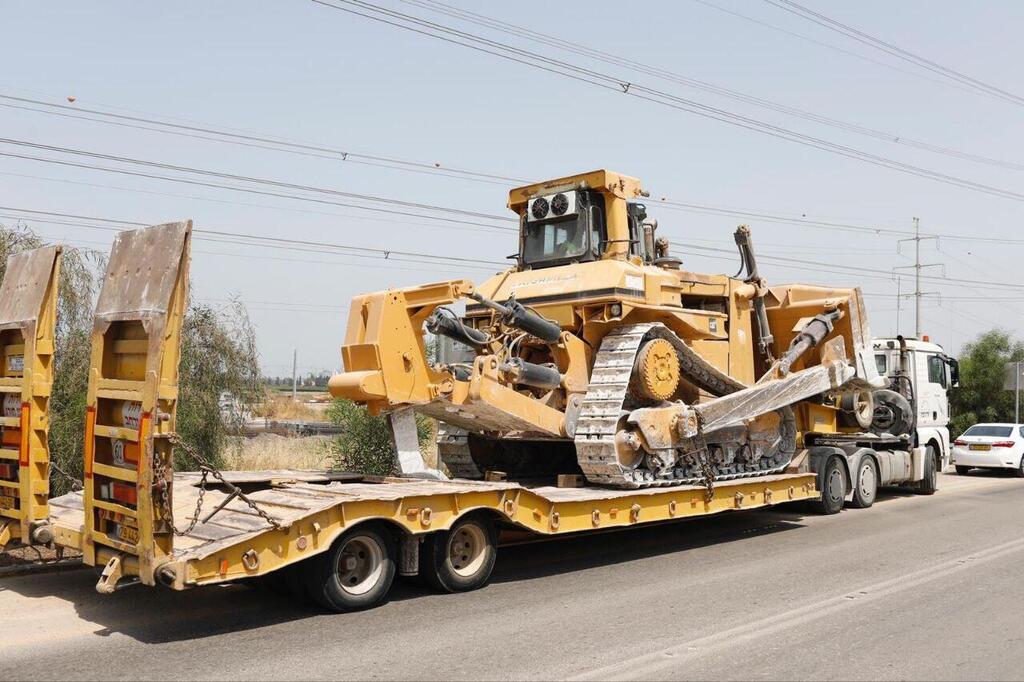 ראש העין, הבוקר (צילום: שלום עכשיו) הבולדוזר על המשאית
