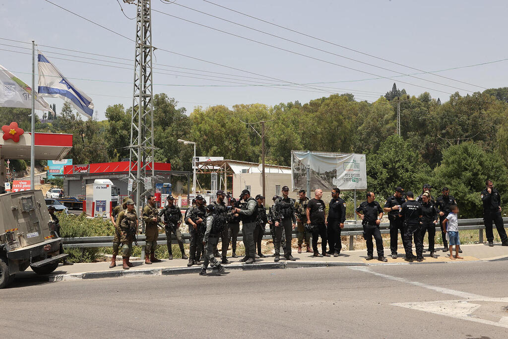מפגינים וכוחות הביטחון בצומת קדומים (צילום: יריב כץ) מפגינים וכוחות הביטחון בצומת קדומים