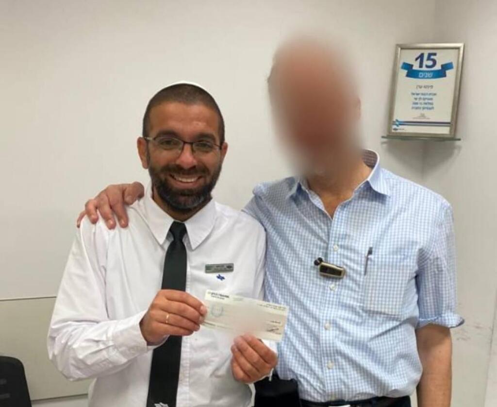 מנהל המשמרת בתחנת יצחק נבון ערן פינטו (מימין) משיב את ההמחאה (צילום: רכבת ישראל ) מנהל המשמרת בתחנת ירושלים משיב את ההמחאה לנציג הבנק