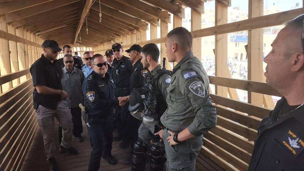 עם כוחות המשטרה ומג"ב (צילום: דוברות המשטרה ) המפכ"ל הגיע לביקור בהר הבית