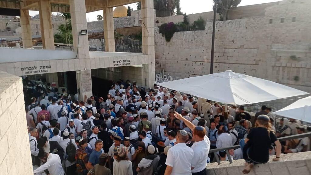 כניסת היהודים למתחם הר הבית (צילום: ארגון בידינו) יהודים בכניסה להר הבית ביום ירושלים