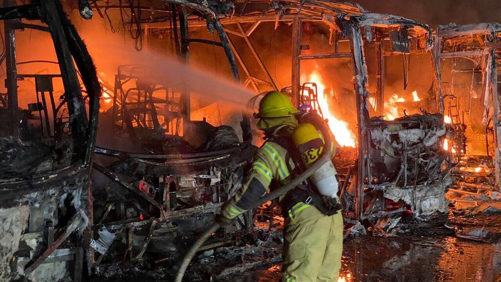 צילום: תיעוד מבצעי כבאות והצלה מחוז צפון שבעה אוטובוסים ומיניבוס נשרפו באיזור התעשיה בקריית שמונה
