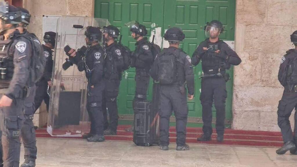 כוחות המשטרה נרגמו באבנים כוחות משטרה נעלו מסגדים בהר הבית