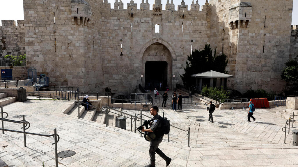 שער שכם, הבוקר (צילום: רויטרס) כוחות מג"ב מאבטחים את רחבת שער שכם בירושלים