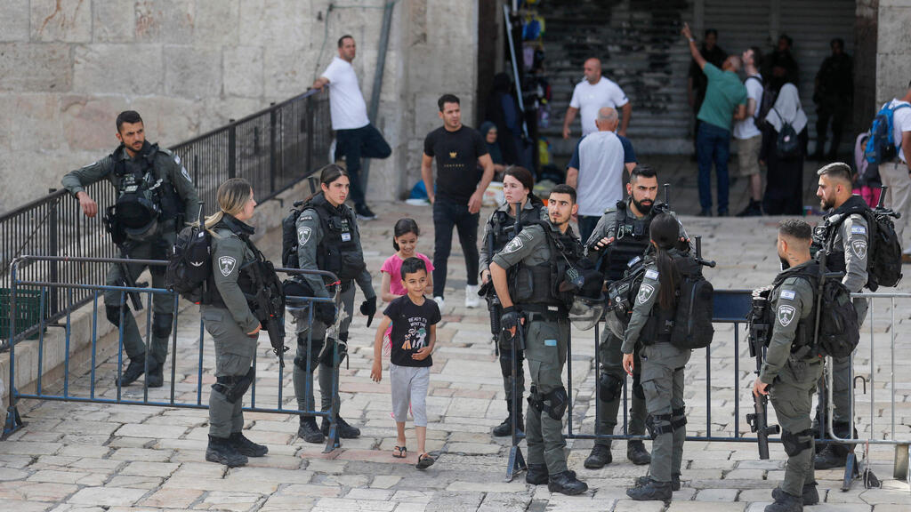 צילום: AFP כוחות מג"ב מאבטחים את רחבת שער שכם בירושלים