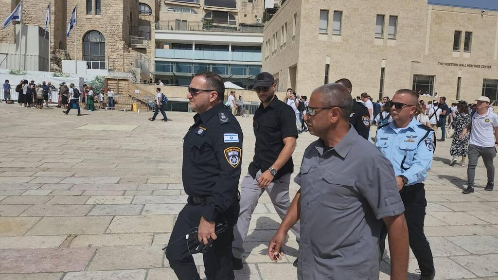 המפכ"ל שבתאי בכותל המערבי (צילום: דוברות המשטרה ) המפכ"ל הגיע לביקור בהר הבית