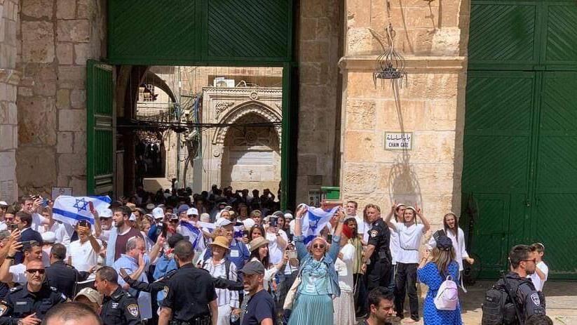 יהודים עם דגלי ישראל בהר הבית דגלי ישראל בהר הבית