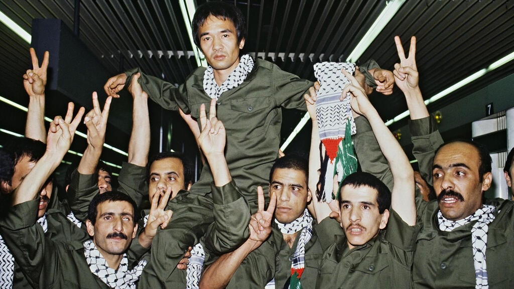 Japanese terrorist Kozo Okamoto arrives in Lebanon after his release in 1985 (Photo: AFP ) ארכיון קוזו אוקמוטו מתקבל ב תשואות ב טריפולי לבנון 1985 עסקת ג'יבריל