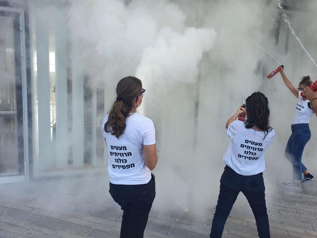 מחאה מול משרדי תאגיד שברון בהרצליה (צילום: המרד בהכחדה) המרד בהכחדה מחאה משרדי שברון הרצליה