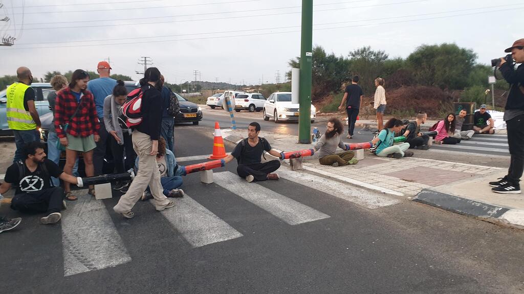חסימת הכביש במחאה נגד קצאא. "חטפנו אלימות קשה" (מישל פלטניק) המרד בהכחדה מחאה קצאא אשקלון חסימת כביש