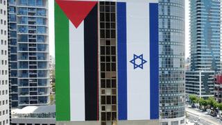 דגל פלסטין מורד מבניין ליד הבורסה ברמת גן דגל פלסטין מורד מבניין ליד הבורסה ברמת גן