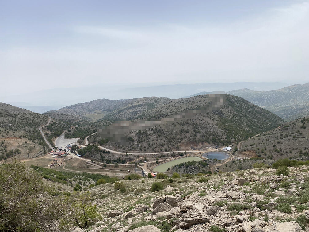 כל המפלס התחתון של אתר החרמון וההרים סביבו. תצפית מהר שקד