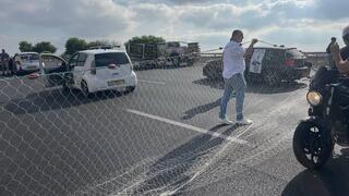 דייגים חוסמים את כביש 4 במחאה