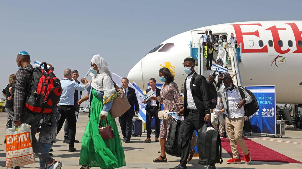 Ethiopian immigrants arriving in Israel (Photo: AFP) עולים חדשים מאתיופיה נוחתים בנתב"ג