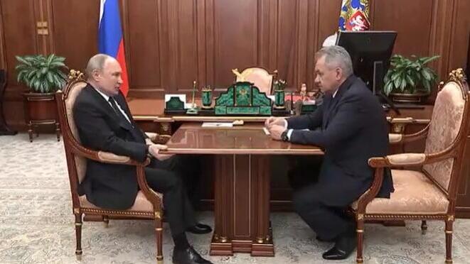 Vladimir Putin with Sergei Shoigu in April נשיא רוסיה ולדימיר פוטין נראה לא טוב מחזיק את השולחן ב פגישה עם שר ההגנה סרגיי שויגו