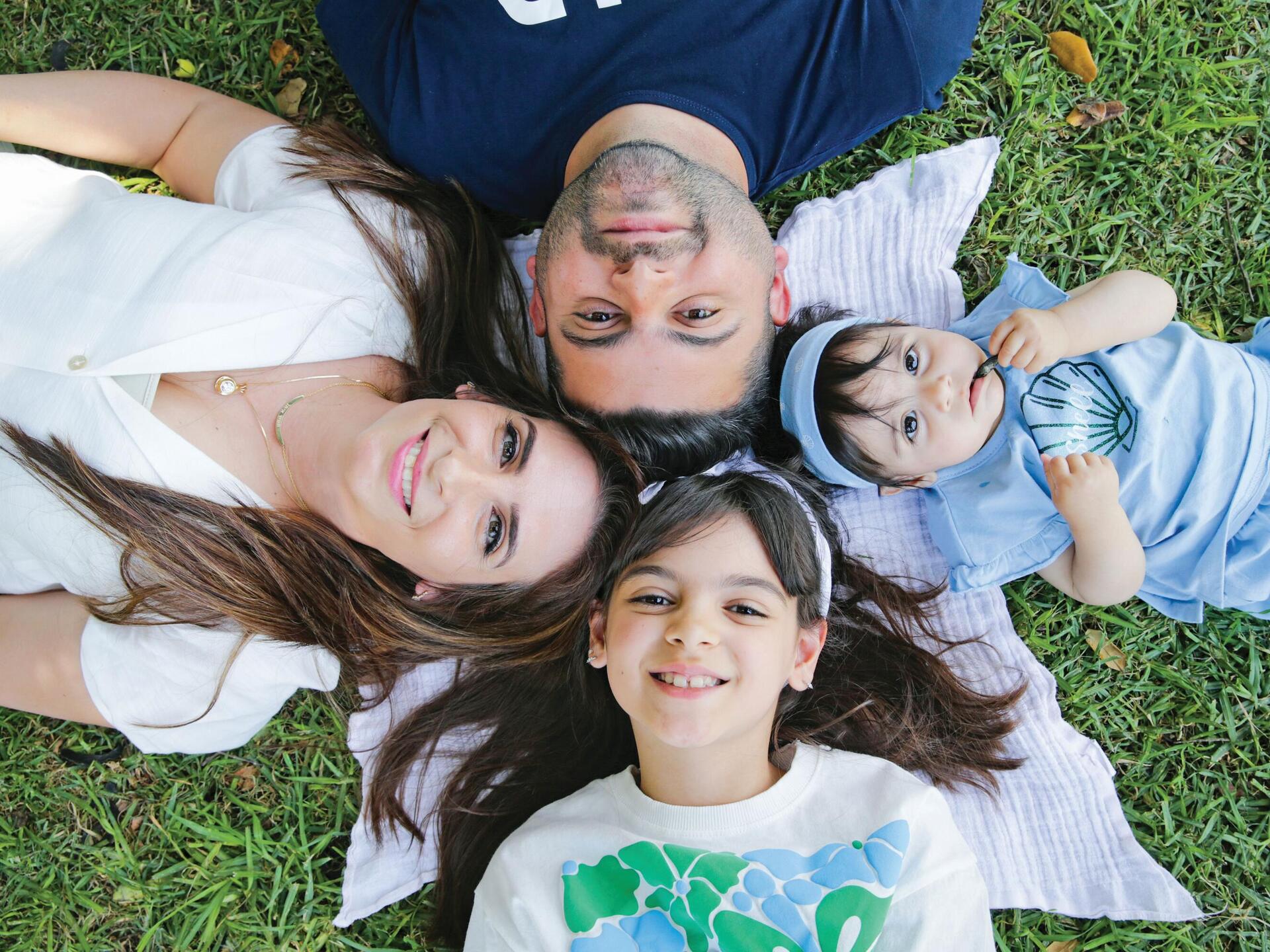 מאיה בן נור, אשר יזדי והבנות ליהי ושילי, שנולדה שבע שנים אחרי גירושיהם (צילום: אלכס קולומויסקי) מאיה בן נור, אשר יזדי והבנות ליהי שילי