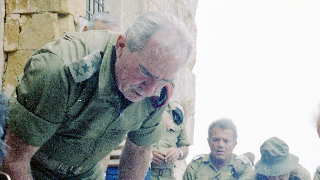 "קיבלנו אישור לתקוף בלבנון". הרמטכ"ל דאז רפאל (רפול) איתן (צילום: ארכיון צה"ל במשרד הביטחון) ביקורים וכנסים שנערכו בלבנון ובארץ בנושא
