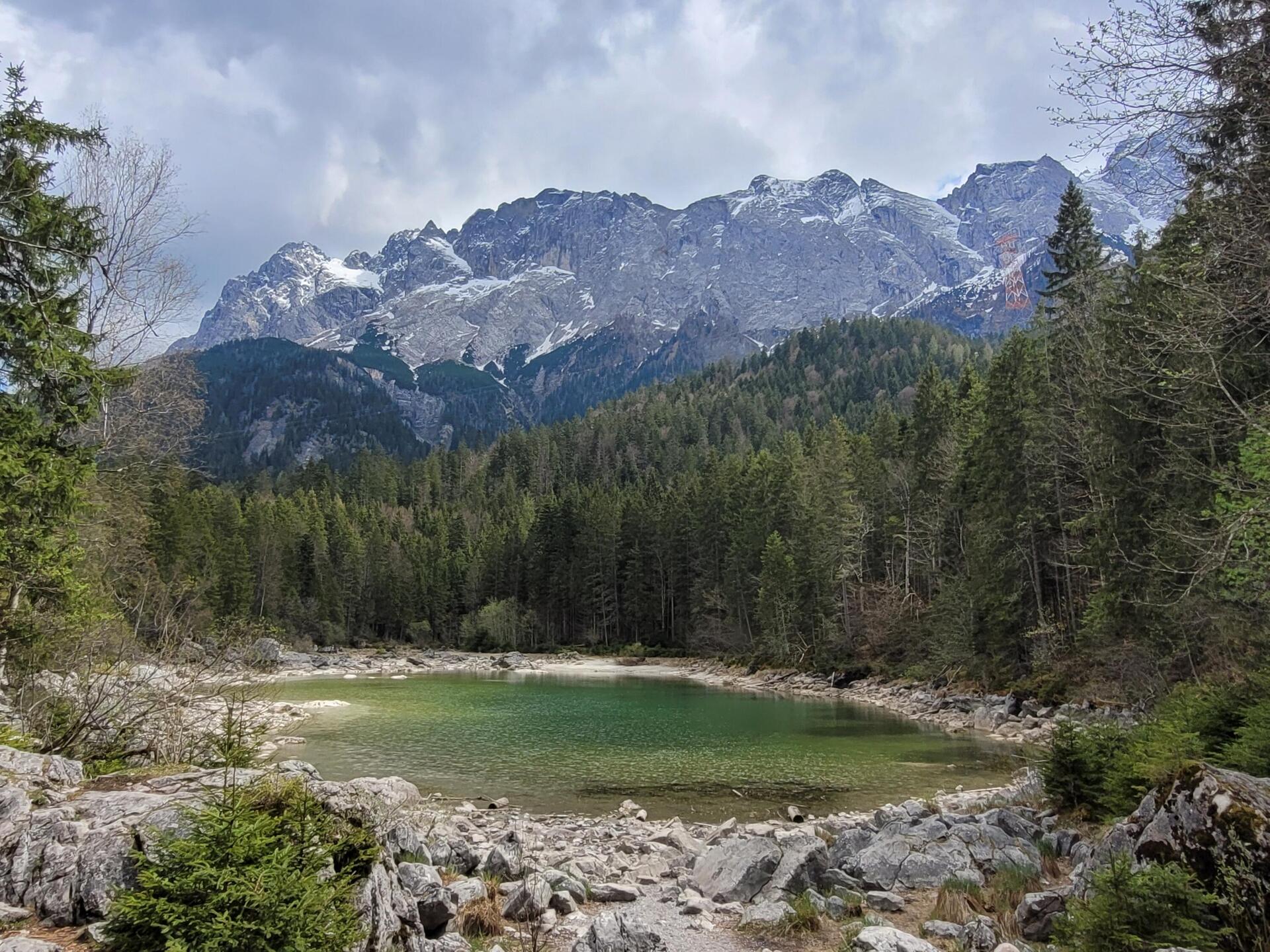 למרגלות פסגת Zugspitze בוואריה גרמניה (צילום: צביקה בורג) למרגלות פסגת Zugspitze בוואריה גרמניה